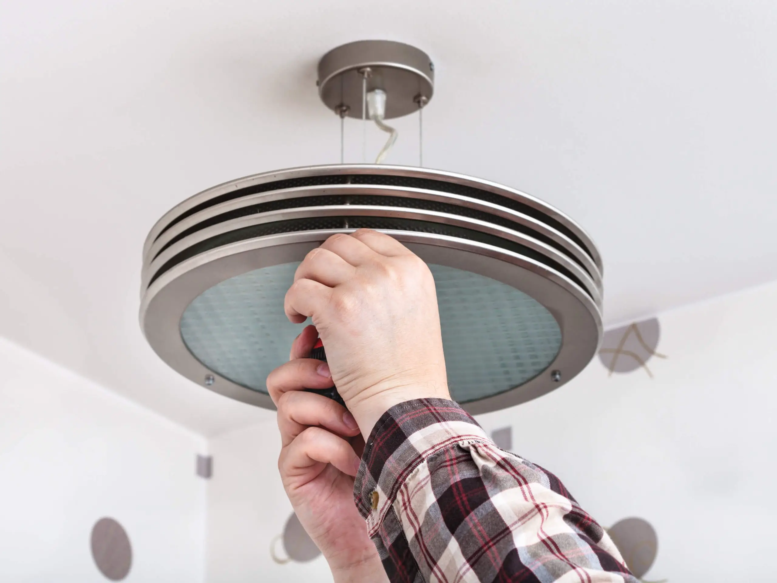 Lamp ophangen zonder boren aan het plafond (5 methoden en alternatieven)