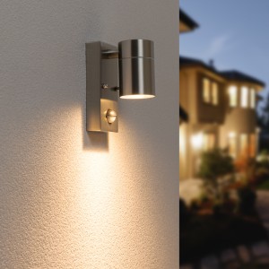 HOFTRONIC Mason wandlamp – 2700K warm wit – Bewegingsmelder en schemerschakelaar – IP44 spatwaterdicht – Spotlight voor binnen en buiten – RVS