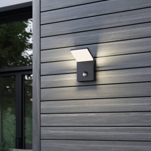 Lucande LED-buitenwandlamp Nevio met bewegingssensor