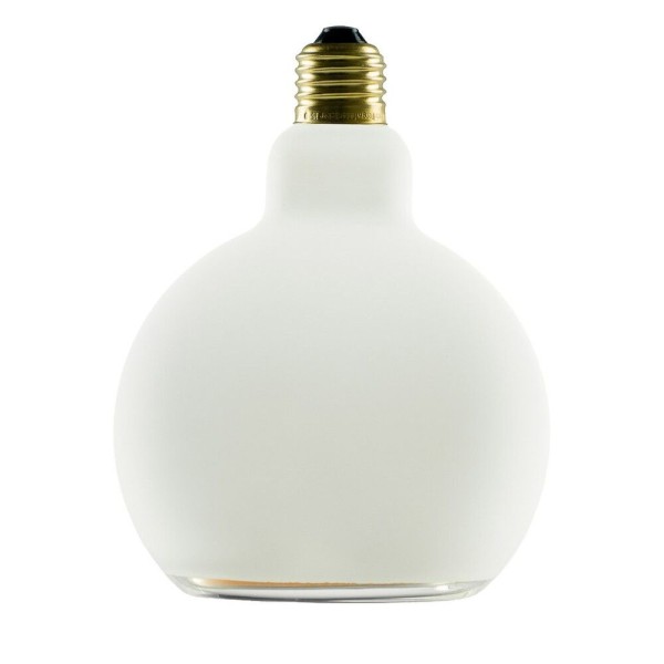 Globelamp uit de exclusieve floating serie van segula. Deze uitvoering heeft 'milky' glas en een diameter van 125mm. De lampen zijn dimbaar en geven licht via een filament in de rand van de lamp. Dit geeft een bijzondere reflectie in de lamp en unieke lichtstraling.