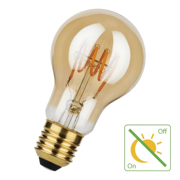 Spiraled® lamp met een dag/nacht sensor. De spiraled® lampen zijn het bewijs dat de sfeer en uitstraling van deze geliefde lamp perfect na te bootsen is. De gekrulde led filamenten zorgen ervoor dat de men nu een soort duurzame led gloeilamp die naast licht veel sfeer brengt. In de voet van de lamp zit een sensor die reageert op het licht (niet op kunstmatig licht). Bij schemer (< 20 lux) gaat de lamp aan en zodra het licht weer zijn intrede doet gaat de lamp in de slaapstand. Men kan de lamp derhalve gewoon “aan” laten en hoeft nooit meer te denken “had ik de lampen nou aan laten staan”? Hierdoor is deze led lamp nog energiezuiniger en duurzamer dan hij al is.