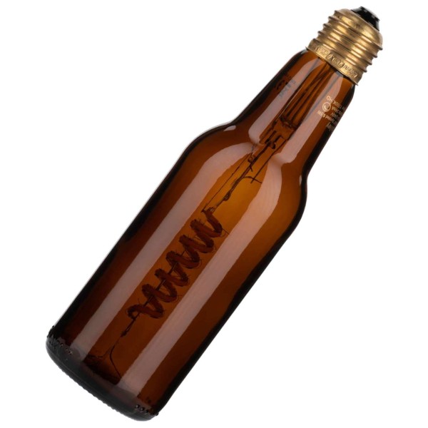 De bijzondere spiraled® bottled beer lampen combineren de unieke kwaliteiten van de spiraled® filament techniek met de kenmerkende vorm die bierflessen hebben. De verschillende kleuren van het glas versterken het bijzondere karakter van de lampen en maakt deze lampen ideaal voor toepassing in horecagelegenheden die iets anders willen dan de standaard licht oplossingen. Net als de originele spiraled serie zijn deze lampen goed dimbaar op de meeste dimmers maar zeker op de bailey wonderwall dimmer (voor de zekerheid check de dimmerlijst op onze site onder downloads). Vanzelfsprekend zijn de lampen energiezuinig en gaan ze lang mee. Met de bailey pendelsets