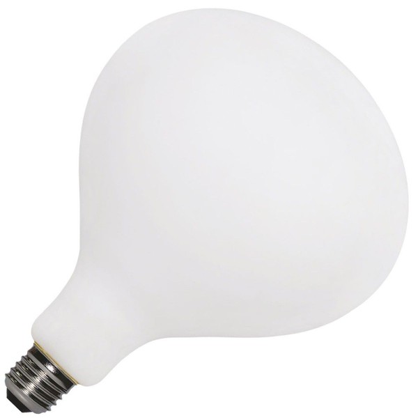 L165 giant lamp uit de nieuwe milky serie van bailey. Dit zijn lampen met 'opaal' melkglas in een bijzondere vorm. De lampen hebben een grote e27 fitting en een led filament van 6 watt. De lampen geven licht dat vergelijkbaar is met een gloeilamp van 54 watt met soortgelijk mat glas.