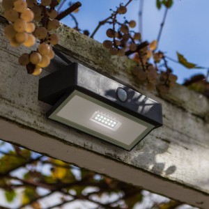 LUTEC Arrow – solar-wandlamp met LED en sensor