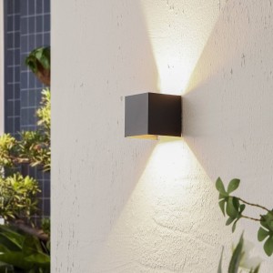 Lindby LED buitenwandlamp Nivar, hoekig, zwart/goudkleurig