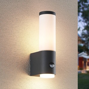 Lindby Okari buitenwandlamp met sensor, recht