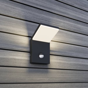 Lucande LED-buitenwandlamp Nevio met bewegingssensor